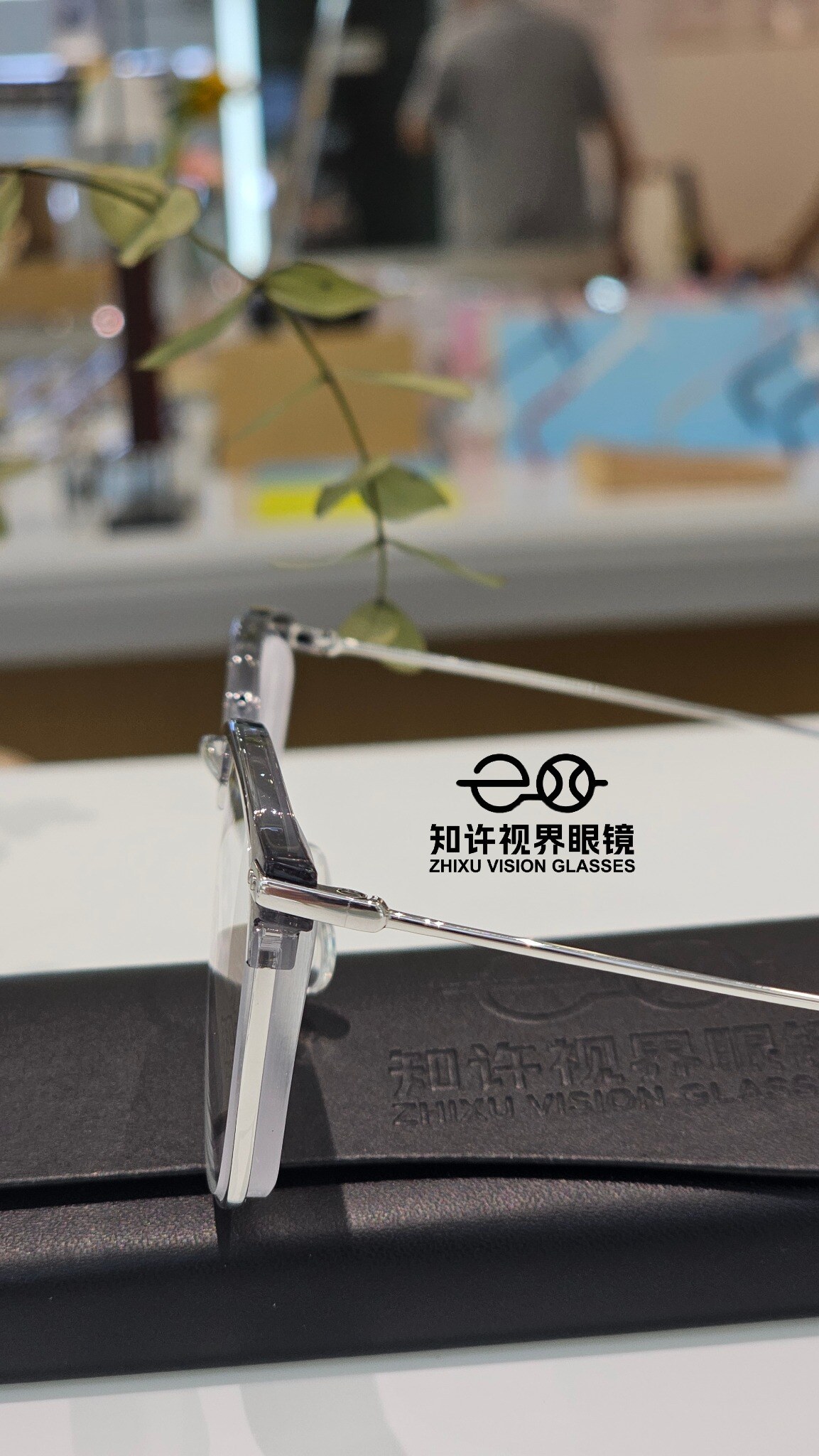 陌森钛金属镜框与蔡司智锐1.74鎏金膜S成镜侧面细节